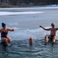 Schwimmen im Eis