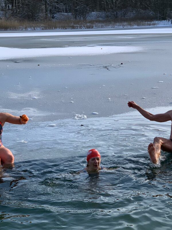 Schwimmen im Eis